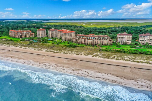 Ocean-view Penthouse With Pool, Balcony & Central AC - Snowbird-friendly