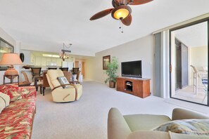 Apartment, Mehrere Betten, Balkon, Strandblick (Sand Dollar III 605) | Wohnbereich