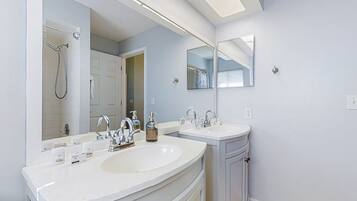 House, Multiple Beds, Pool Access, Pool View (Pristine Palms) | Bathroom | Towels