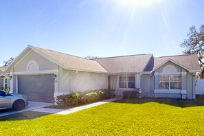 Exterior - Pristine Palms House in Palm Coast With Enclosed Pool & Full Kitchen (Palm Coast)