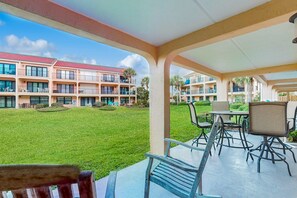 Appart'hôtel, plusieurs lits, accès piscine, vue piscine (Sea Fair Condo Unit 12128) | Restauration extérieure