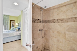 Condo, varias camas, acceso a la alberca, vista a la playa (1322 Shipwatch) | Baño | Toallas 
