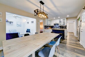 Interior - Sleek Golf-front Condo With a Washer/dryer, Deck, & Central AC - dog Friendly (St. Simons Island)