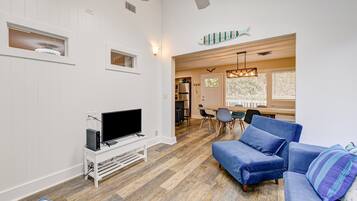 Condo, nhiều giường, sân hiên (Golf Villa Getaway) | Khu phòng khách