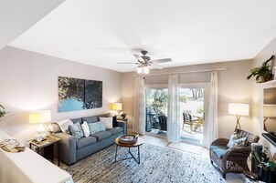 Apartamento, varias camas, balcón, vistas al jardín (3055 Club Villas) | Zona de estar