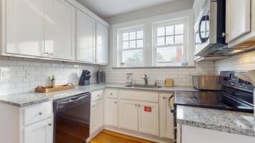 House, Multiple Beds, Patio, Garden View (Riverside Dreams) | Private kitchen