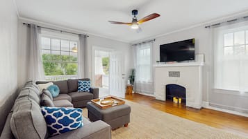 House, Multiple Beds, Patio, Garden View (Riverside Dreams) | Living area