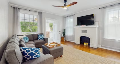 Spacious Duplex With Private Balcony, Washer & Dryer, and Wifi