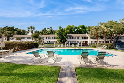 Snowbird-friendly Condo With Patio, Central AC, W/d, Pool & Tennis - Near Beach