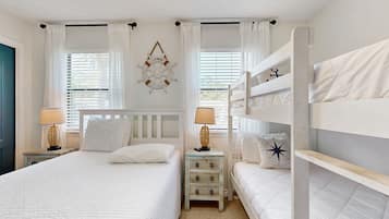 Condo, nhiều giường, sân hiên, quang cảnh hồ bơi (Seas the Day) | 2 phòng ngủ, trang trí khác biệt