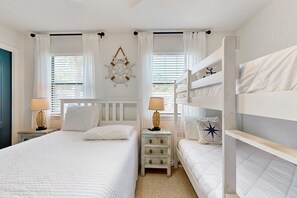 Condo, nhiều giường, sân hiên, quang cảnh hồ bơi (Seas the Day) | 2 phòng ngủ, trang trí khác biệt 