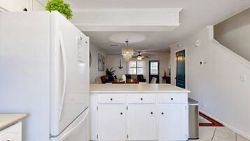 Condo, nhiều giường, sân hiên, quang cảnh hồ bơi (Seas the Day) | Nội thất