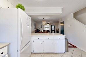 Condo, nhiều giường, sân hiên, quang cảnh hồ bơi (Seas the Day) | Nội thất