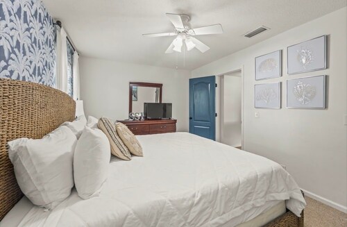 Snowbird-friendly Condo With Patio, Central AC, W/d, Pool & Tennis - Near Beach