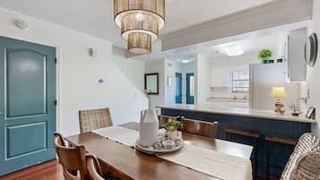 Condo, nhiều giường, sân hiên, quang cảnh hồ bơi (Seas the Day) | 2 phòng ngủ, trang trí khác biệt