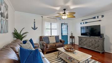 Condo, nhiều giường, sân hiên, quang cảnh hồ bơi (Seas the Day) | Khu phòng khách