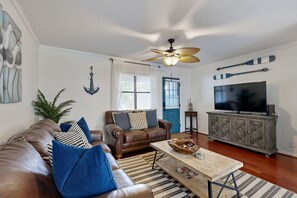 Condo, nhiều giường, sân hiên, quang cảnh hồ bơi (Seas the Day) | Khu phòng khách