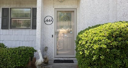 Snowbird-friendly Condo With Patio, Central AC, W/d, Pool & Tennis - Near Beach