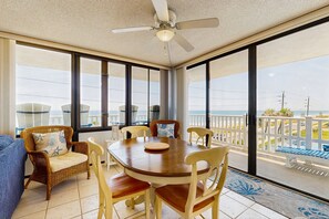 Appartement, Meerdere bedden, balkon, uitzicht op het strand (Right on the Shores, Apt 306) | 3 slaapkamers, individueel gedecoreerd, individueel gemeubileerd