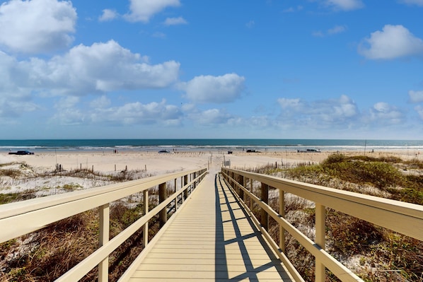 Beach nearby - Renovated, Ground-floor Condo at Oceanfront Complex With Pool - Steps to Beach (St. Augustine)