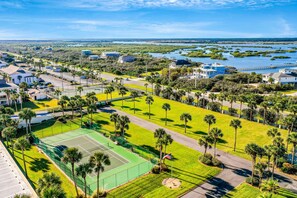 Sport court - Oceanfront Condo With Pool, Ocean Views, and Washer/dryer (St. Augustine)