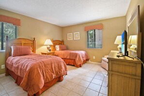 คอนโด, หลายเตียง, ลานระเบียง, วิวสระว่ายน้ำ (2108 BeachWood) | 2 ห้องนอน