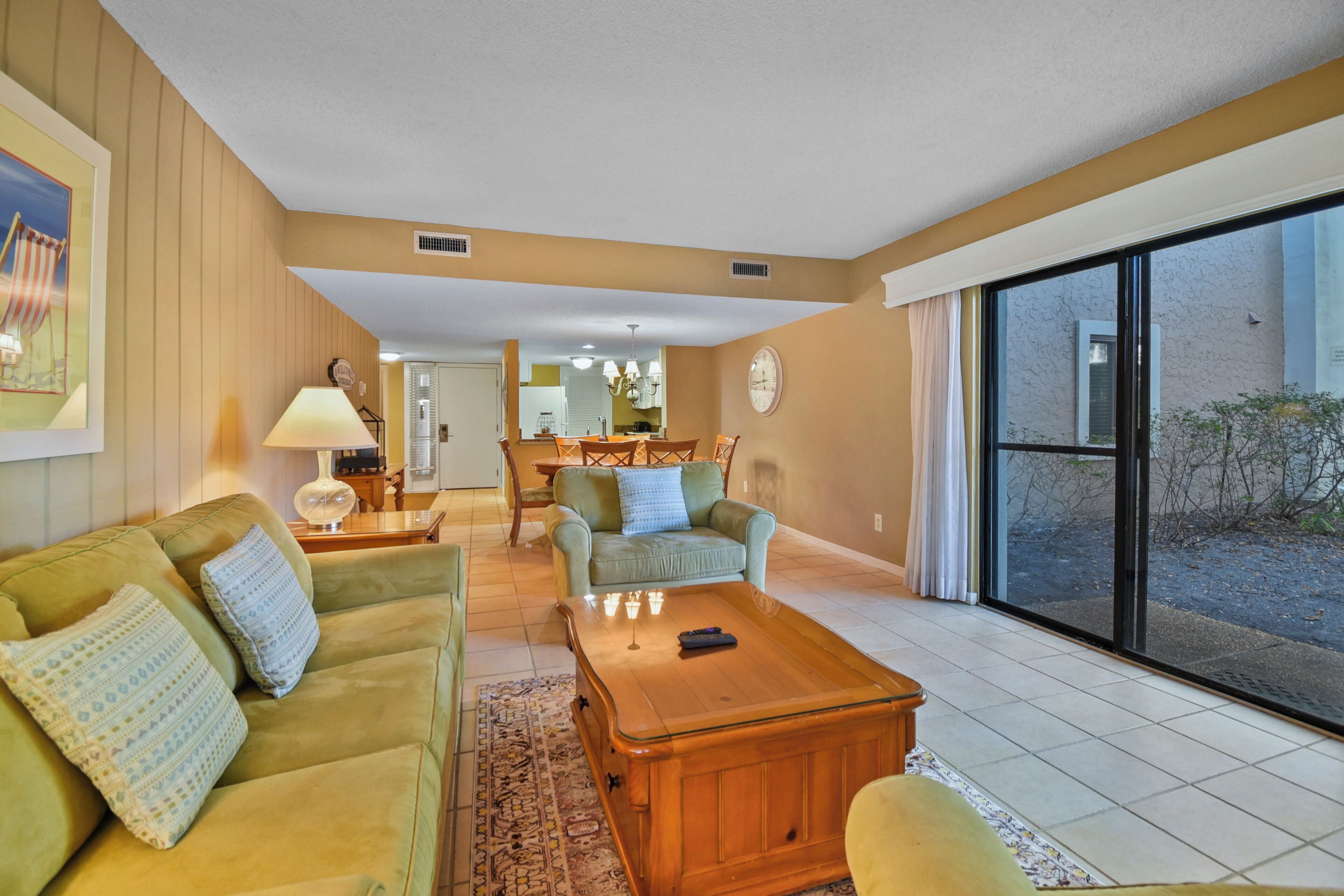 Apartment, Mehrere Betten, Terrasse, Poolblick (2108 BeachWood) | Wohnbereich