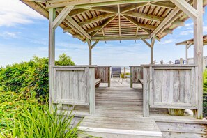 Terrace/patio - Spacious Condo With Beach Access, Balcony, AC & Outdoor Pool (Fernandina Beach)
