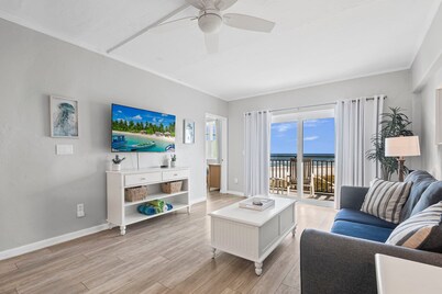 精緻的海濱公寓，提供游泳池通道、私人陽台和洗衣機及乾衣機  