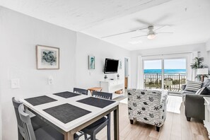 Apartment, Mehrere Betten, Balkon, Meerblick (Sunshine and a View) | 2 Schlafzimmer, individuell dekoriert, individuell eingerichtet