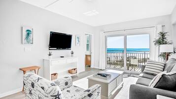 Apartment, Mehrere Betten, Balkon, Meerblick (Sunshine and a View) | Wohnbereich