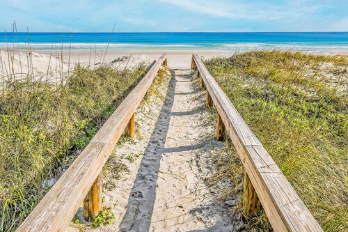 Polished Oceanfront Condo With Pool Access, Private Balcony & Washer/dryer