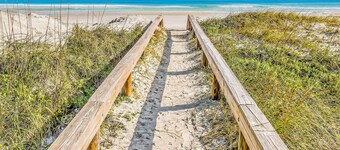 精  緻的海濱公寓，附游泳池使用權、私人陽台及洗衣機和烘衣機  