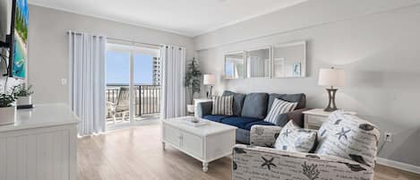 Condo, varias camas, balcón, vista al océano (Sunshine and a View) | Área de sala de estar