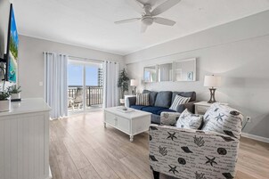 Apartamento, varias camas, balcón, vistas al mar (Sunshine and a View) | Zona de estar