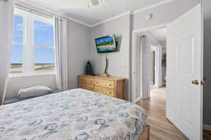 Condo, varias camas, balcón, vista al océano (Sunshine and a View) | 2 habitaciones, decoración personalizada y muebles diferentes 