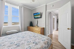 Apartamento, varias camas, balcón, vistas al mar (Sunshine and a View) | 2 dormitorios, decoración individual, mobiliario individual