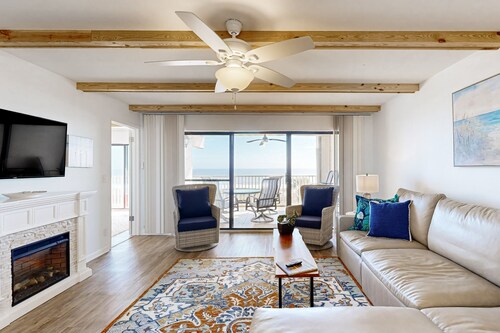 Oceanfront Condo With Private Balcony, Shared Pool and Beach Access