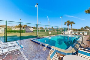 Pool - Oceanfront Condo With Private Balcony, Shared Pool and Beach Access (Fernandina Beach)