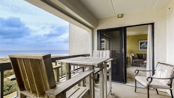 Apartamento, 1 cama de matrimonio grande, patio, vistas al mar (C116 Amelia Surf and Racquet) | Restaurante al aire libre