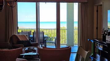 Huoneisto, useita sänkyjä, pääsy uima-altaalle, valtamerinäköala (Parrots Paradise) | Oleskelualue