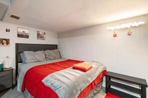 Desk, iron/ironing board, WiFi, bed sheets
