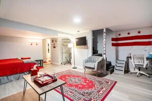 Desk, iron/ironing board, WiFi, bed sheets