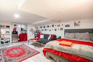 Desk, iron/ironing board, WiFi, bed sheets