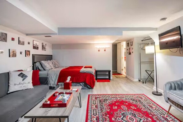 Desk, iron/ironing board, WiFi, bed sheets