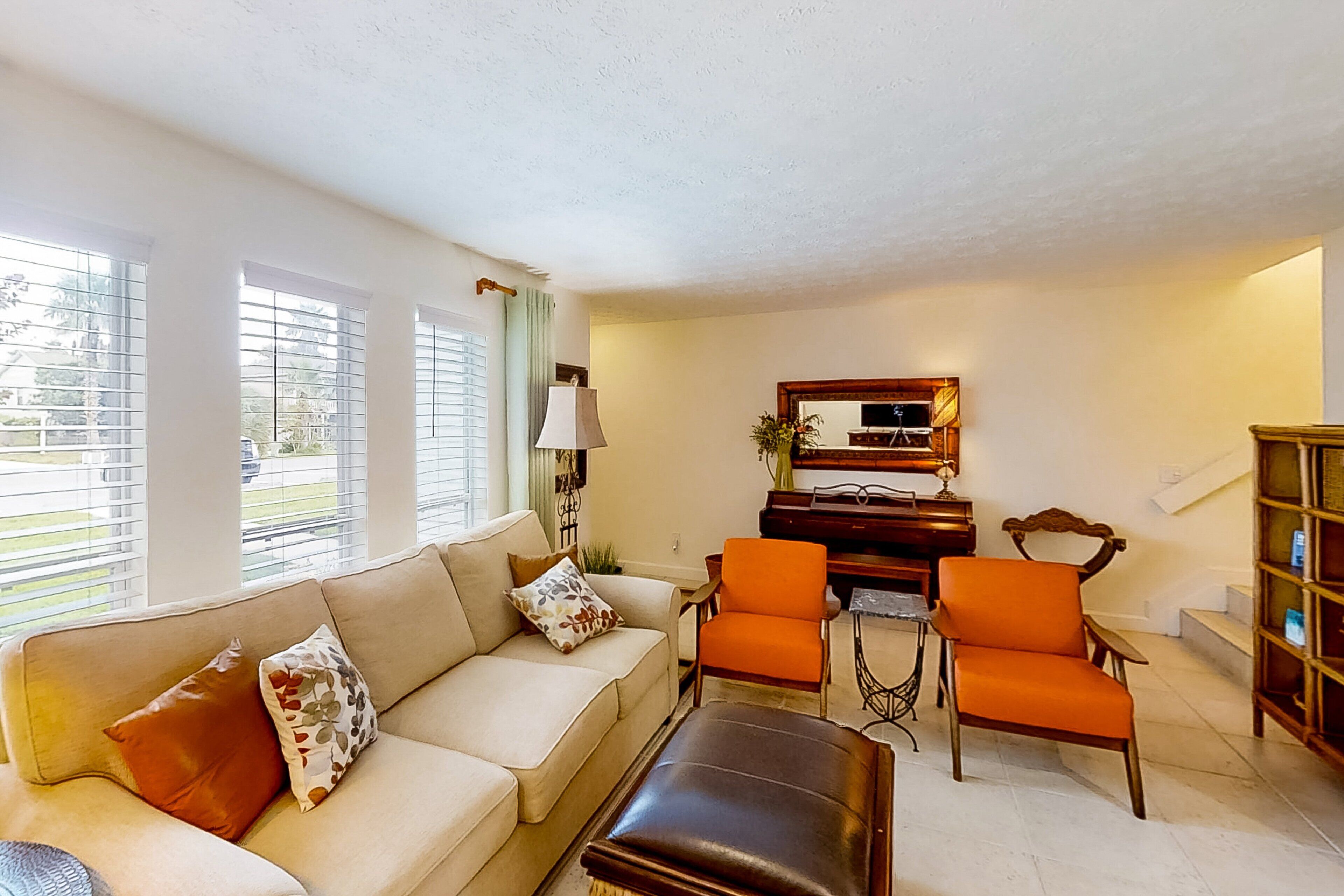 Condo, varias camas, patio, vista a la alberca (Tarpon Retreat) | Área de sala de estar