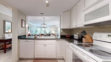 Condo, Multiple Beds, Patio, Garden View (2012 Beach Wood) | Private kitchen