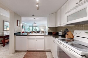 Apartamento, varias camas, patio, vistas al jardín (2012 Beach Wood) | Cocina privada