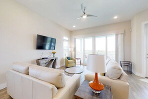 Casa, varias camas, balcón, vista al océano (Ocean Vista Paradise) | Área de sala de estar