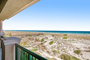 Beach nearby - Tranquil Coastal Home With Ocean Views, Beach Access, Balcony & Shared Pool (Fernandina Beach)